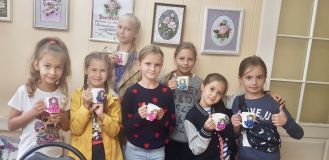 5.08.2019 Декор из полимерной глины на кружке "Девочка"