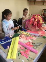 16.08.2019 «Пиньята» в виде единорога из гофробумаги