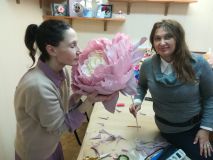 10.12.2019 Большие цветы из гофрированной бумаги