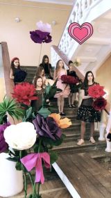 18.12.2019 Большие цветы из гофробумаги!  Готовимся участвовать в дефиле!